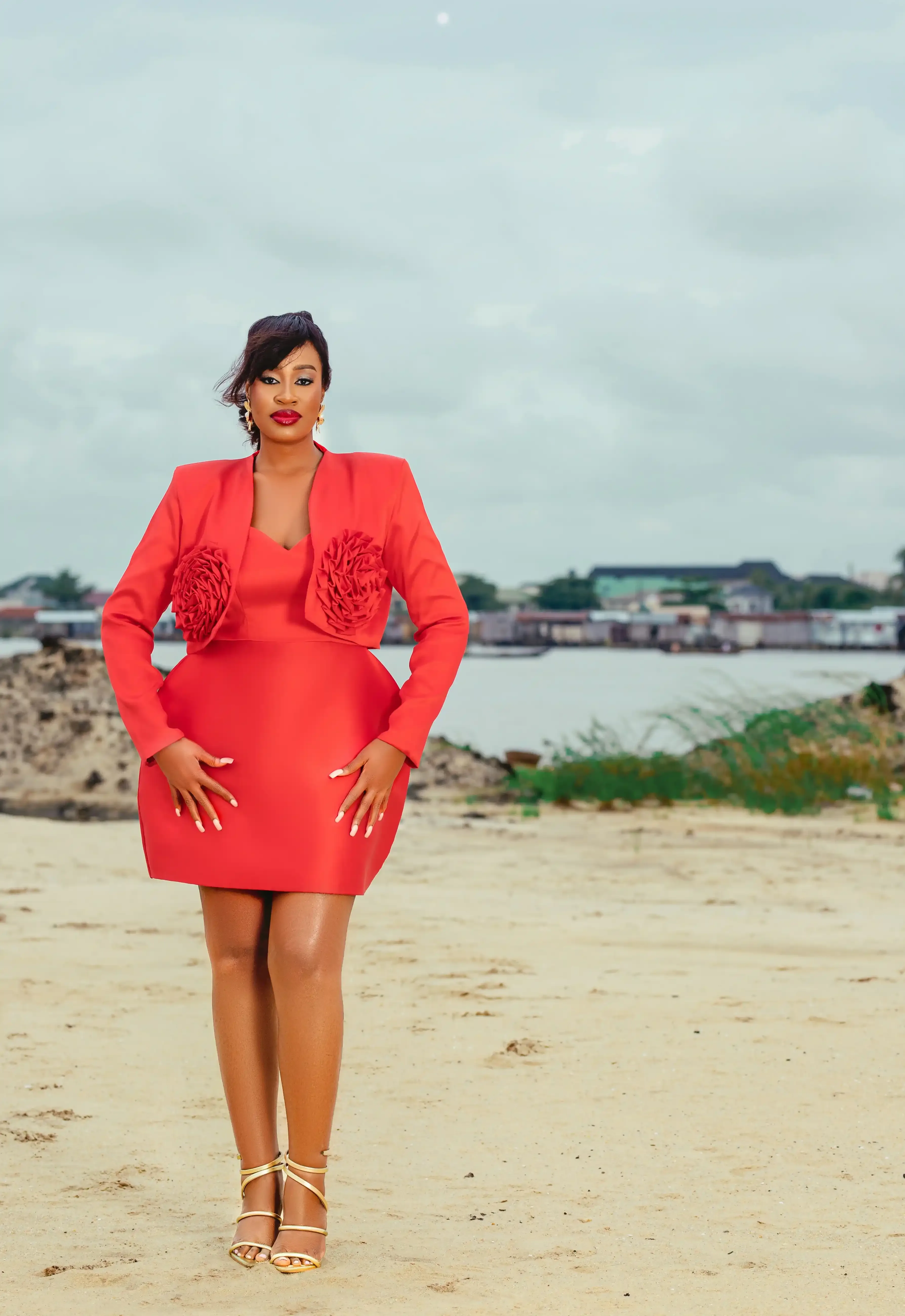 Princesse 2-Piece Short Gown And Crop Jacket With Rose Applique Detail Set In Red