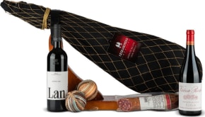 Jamonera Navidad Nº664 - Jamón Ibérico Bellota 7Kg y salchichón + 2 Botellas Vino Tinto