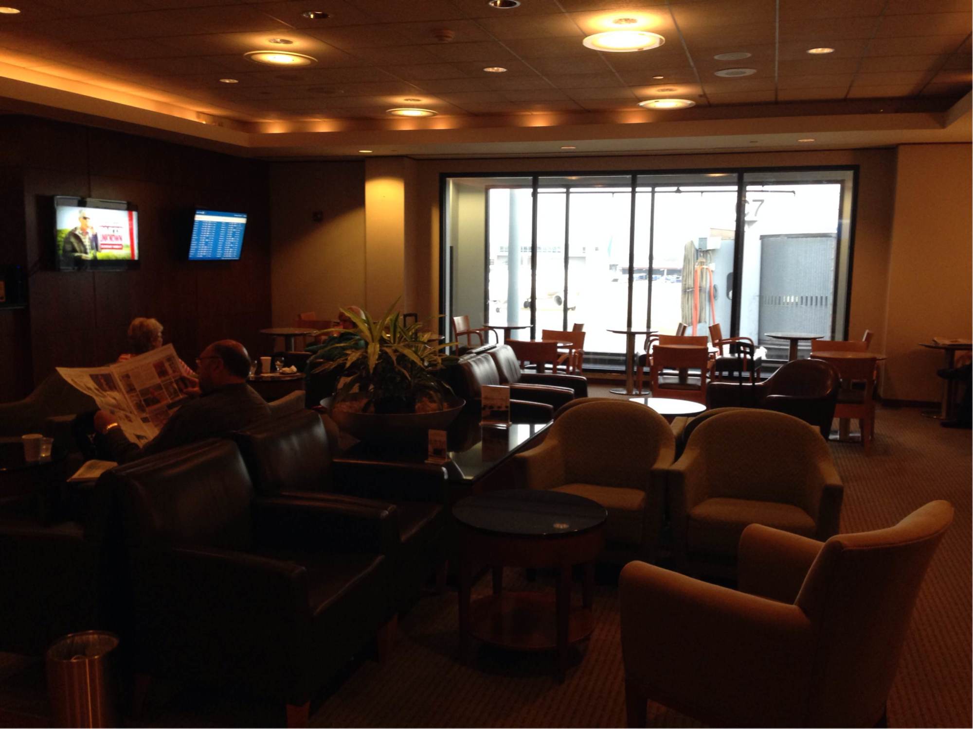 IAD: United Airlines United Club (Gate C7) Reviews & Photos - Concourse ...