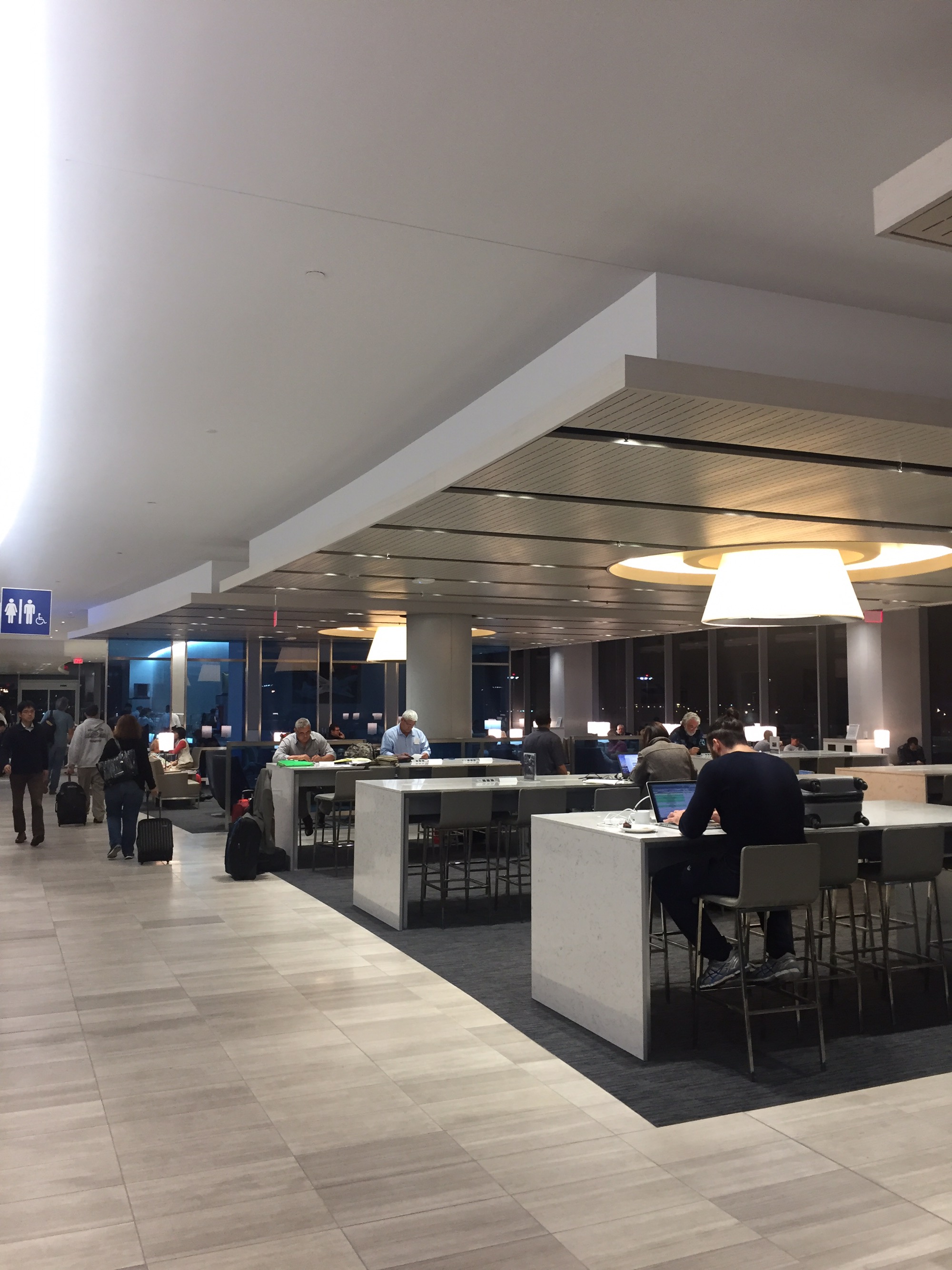 LAX: United Airlines United Club (Gate 71A) Reviews & Photos - Terminal 7,  Los Angeles International Airport | LoungeBuddy