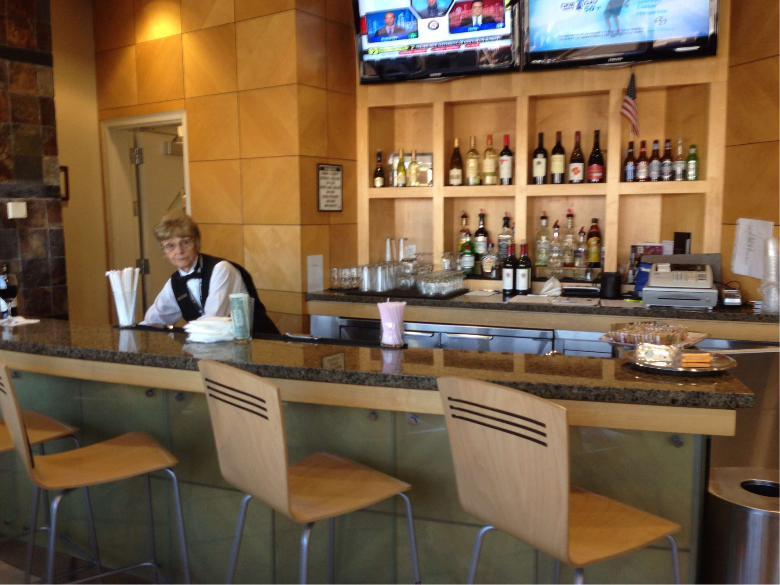 American Airlines Admirals Club PHX (Gate A19) - Review