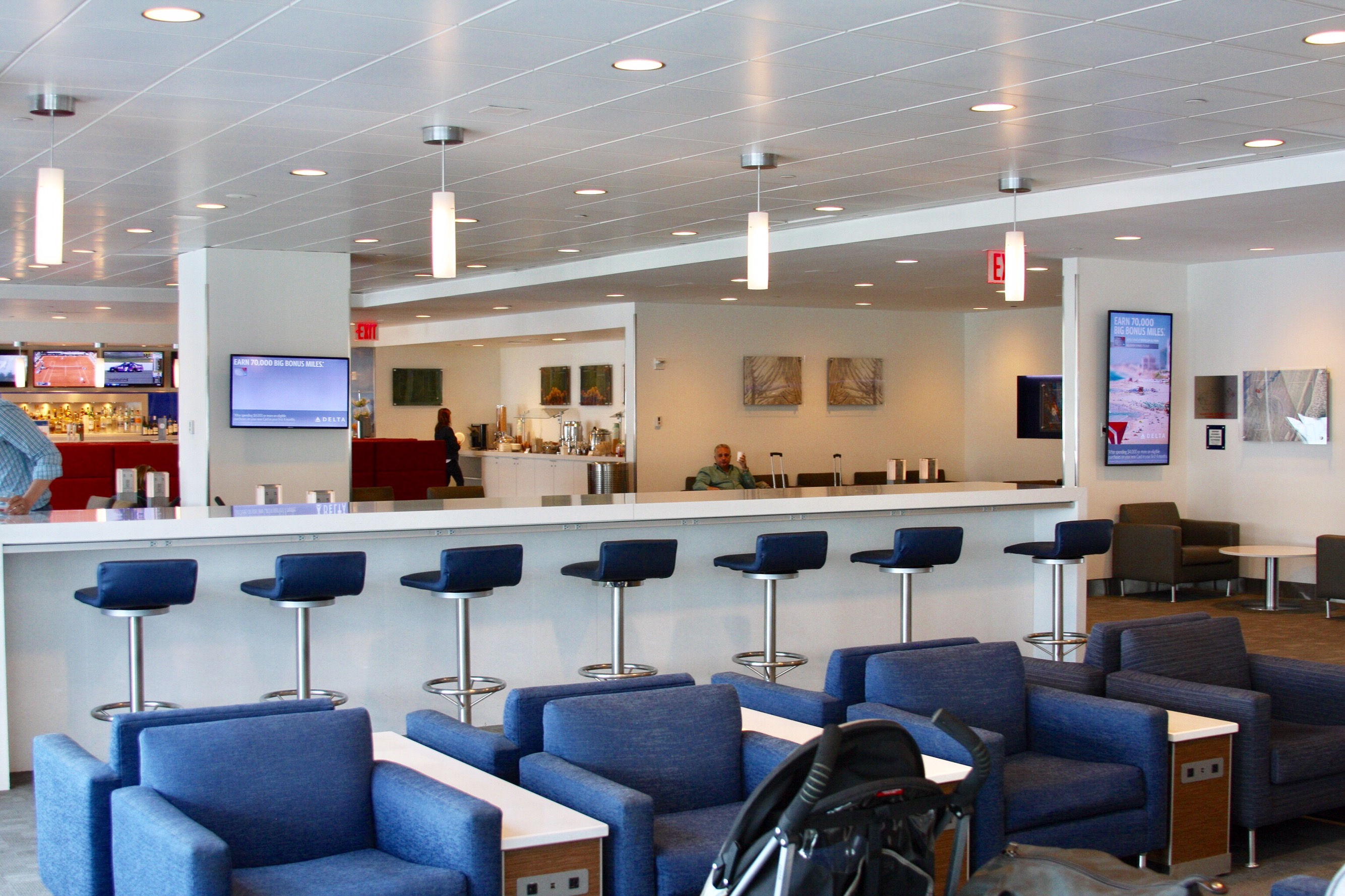 centurion lounge lga which airlines