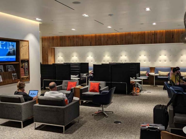 centurion lounge lga airlines