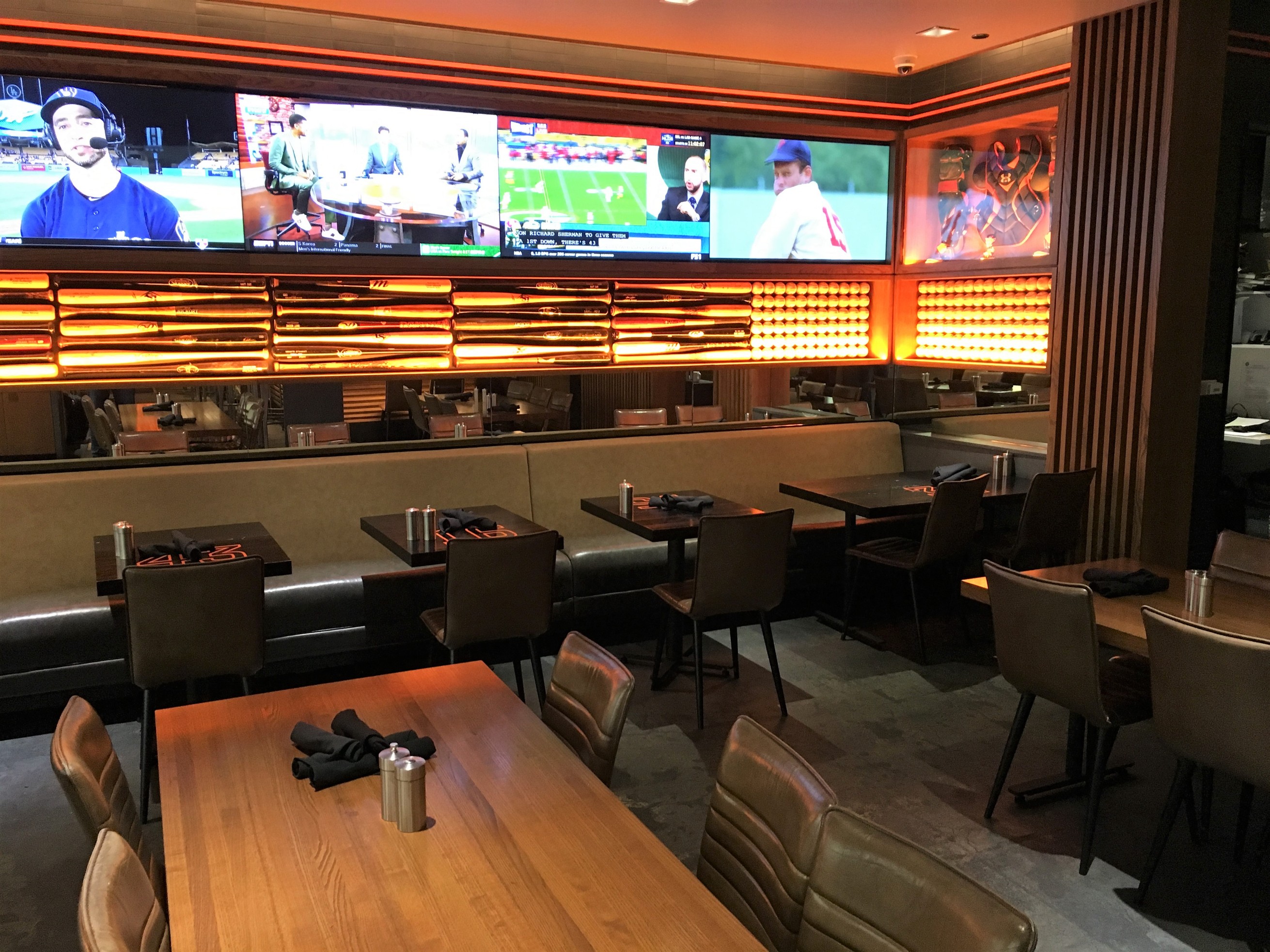 SFO: San Francisco Giants Clubhouse Reviews & Photos - Terminal 3