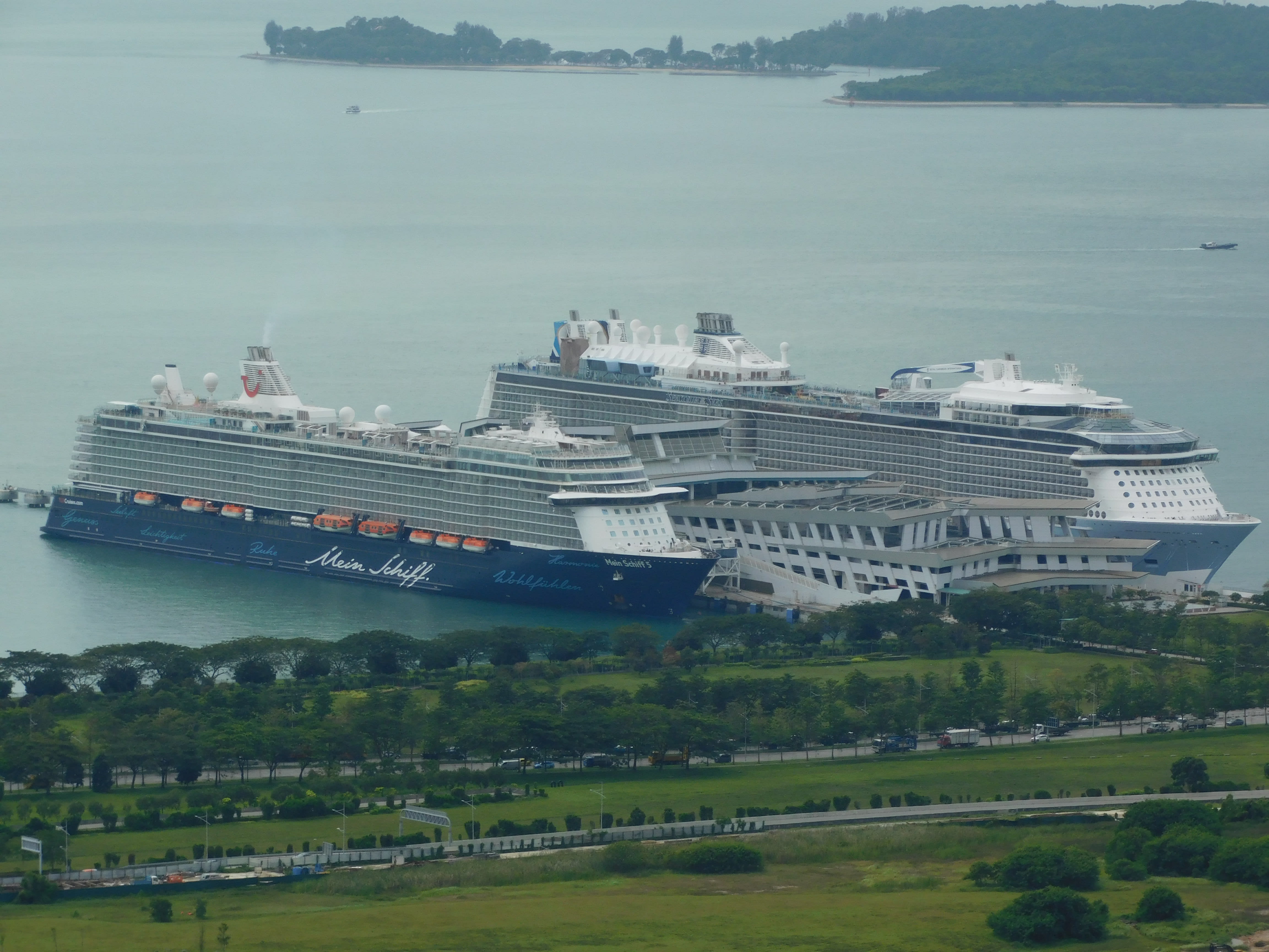 A cruise ship is docked in Singapore. Source: https://commons.m.wikimedia.org/wiki/File:Kreuzfahrtschiffe_am_Terminal_in_Singapur.jpg