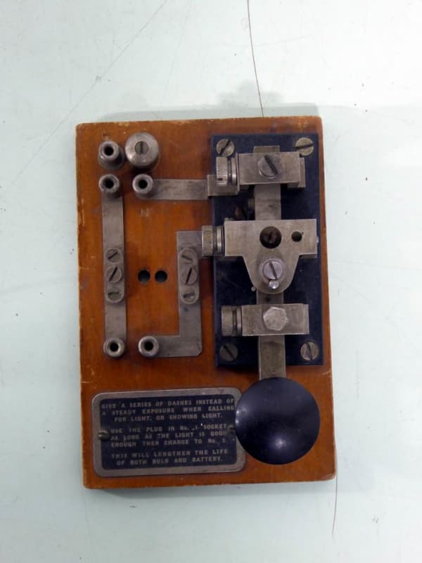 Period morse key for radio transmitters