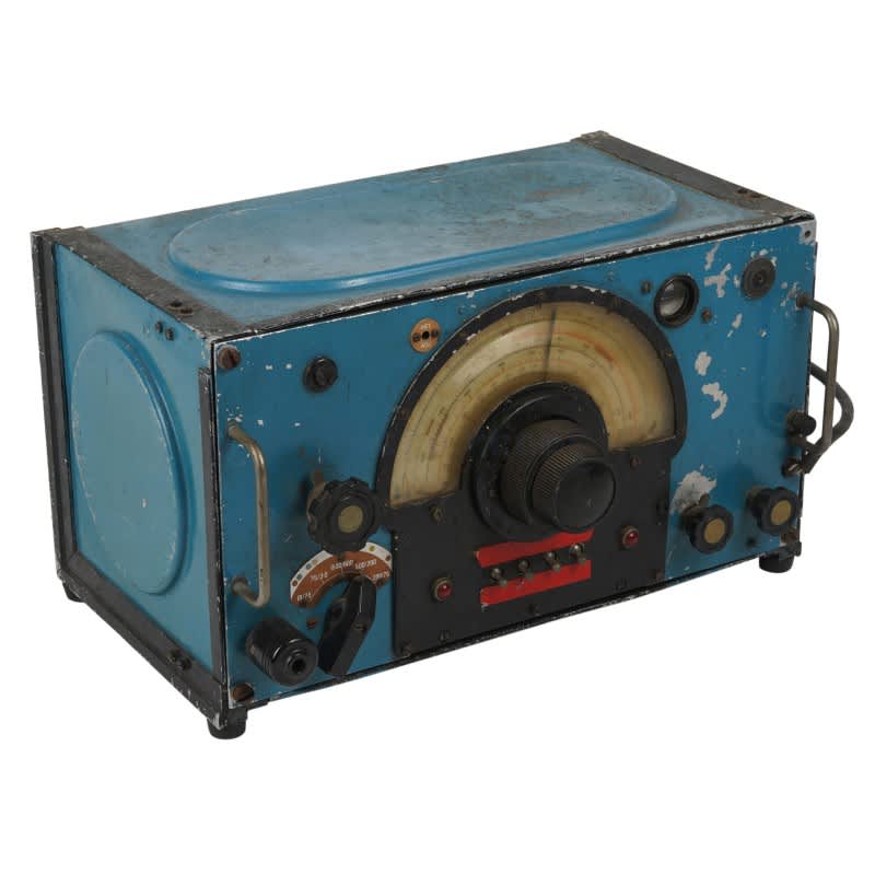 WW2 period R-1155 Lancaster bomber radio receiver with huge tuning scale, knobs, magic eye