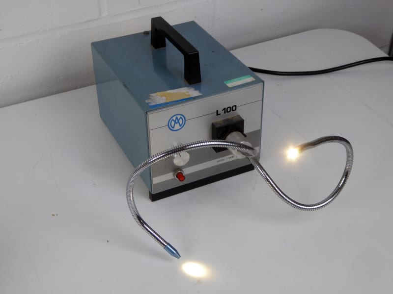 Practical laboratory bendy, goose neck, fibre optic precision illuminator