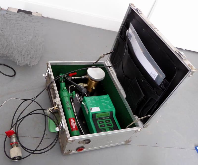 Hydraulic/pressure pump portable prop in suitcase
