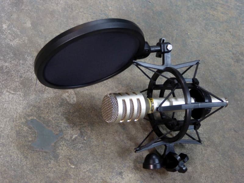 Shock mount/isolating microphone holder/clip/cage