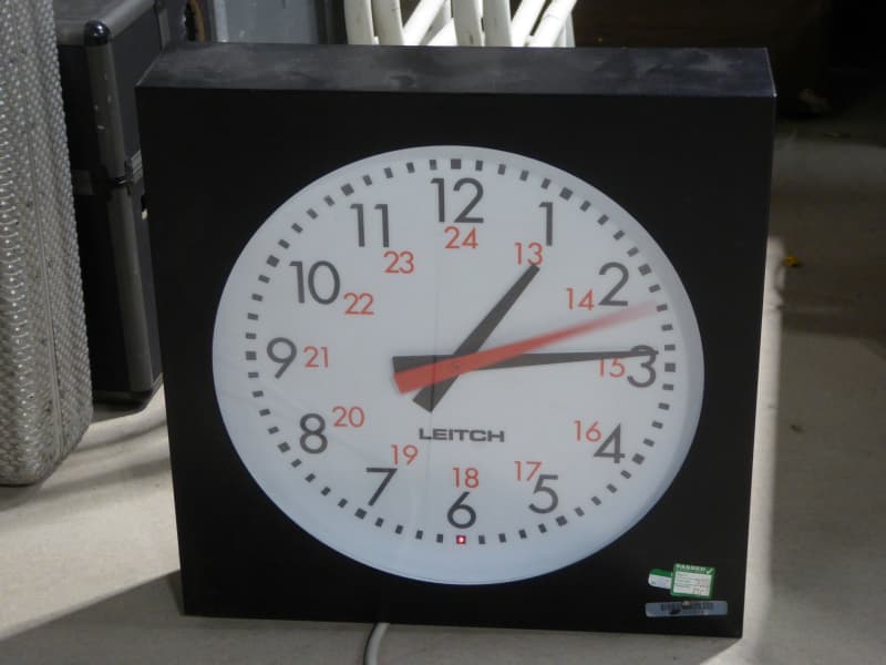 Large format analogue clocks