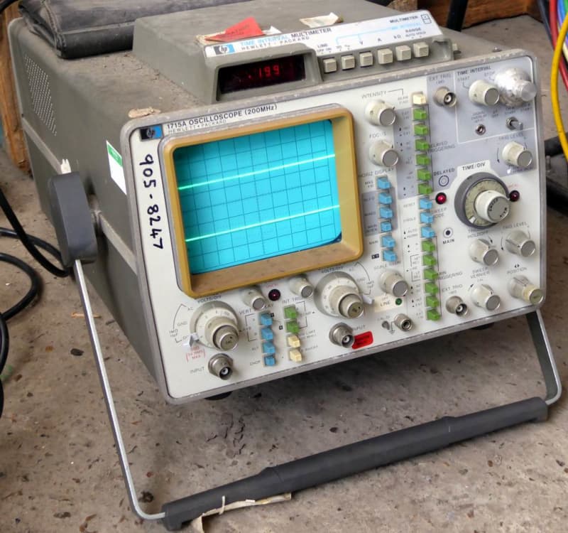 Practical HP 1715A laboratory oscilloscope with blue screen, coloured buttons