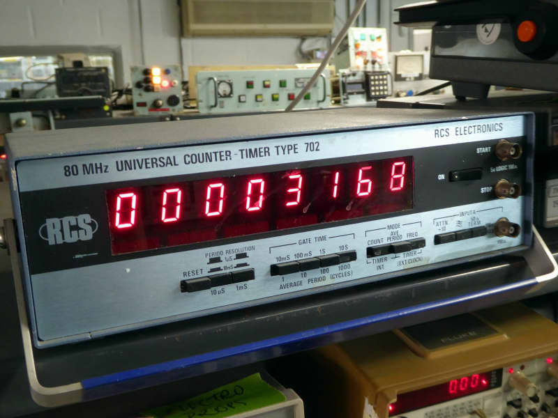 Practical 8 digit laboratory frequency counter/timer with large red