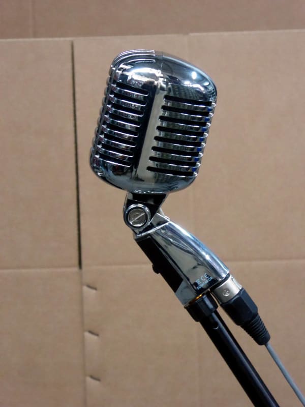 Classic/retro look rounded rectangular ribbon/condenser/capacitor microphone in chrome finish.