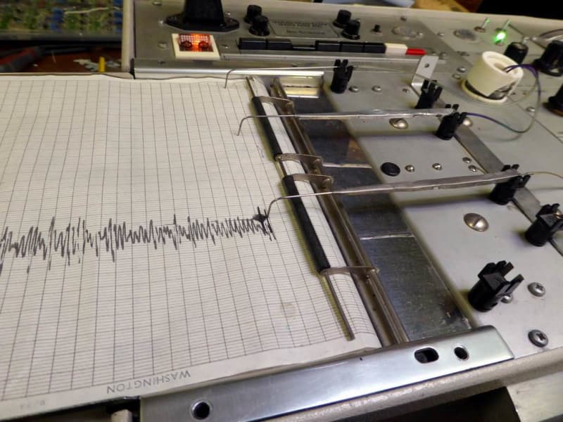 Practical lie detector/polygraph/seismograph/chart recorder