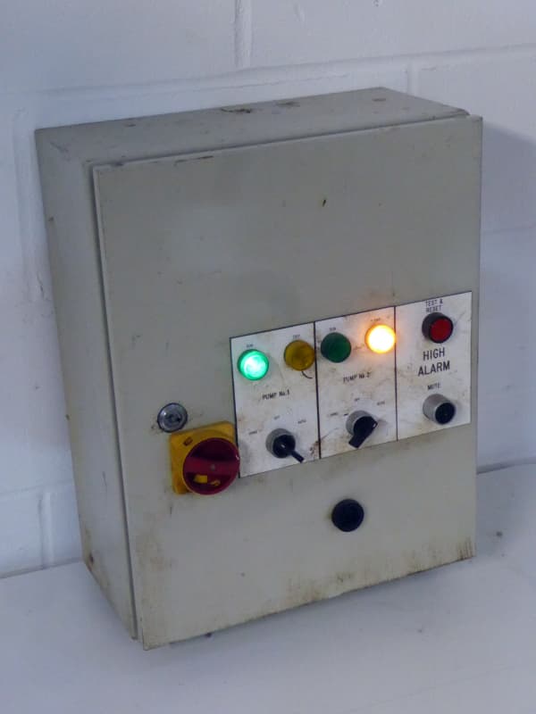 Practical large Industrial electrical box with switchable green/yellow lamps