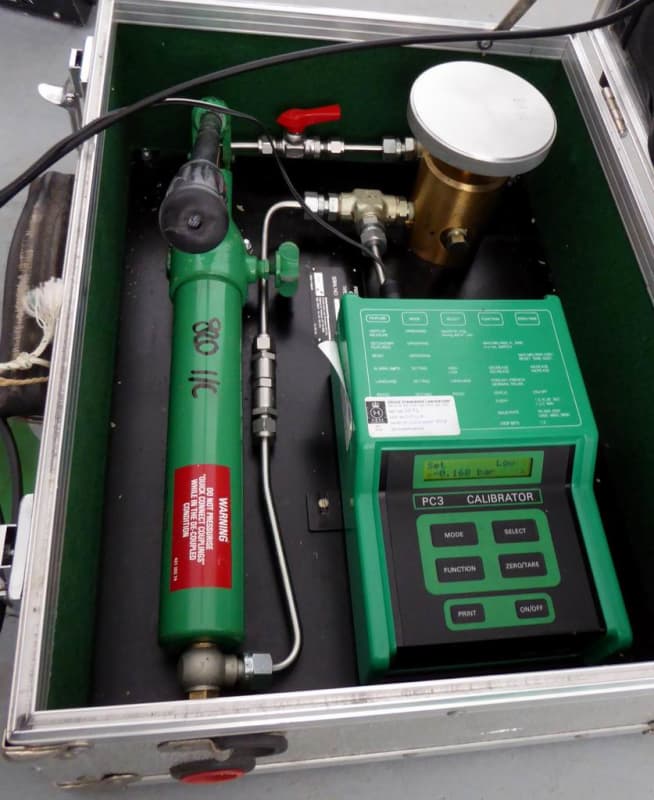 Hydraulic/pressure pump portable prop in suitcase