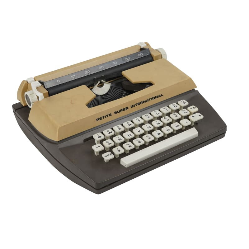 Basic manual typewriter