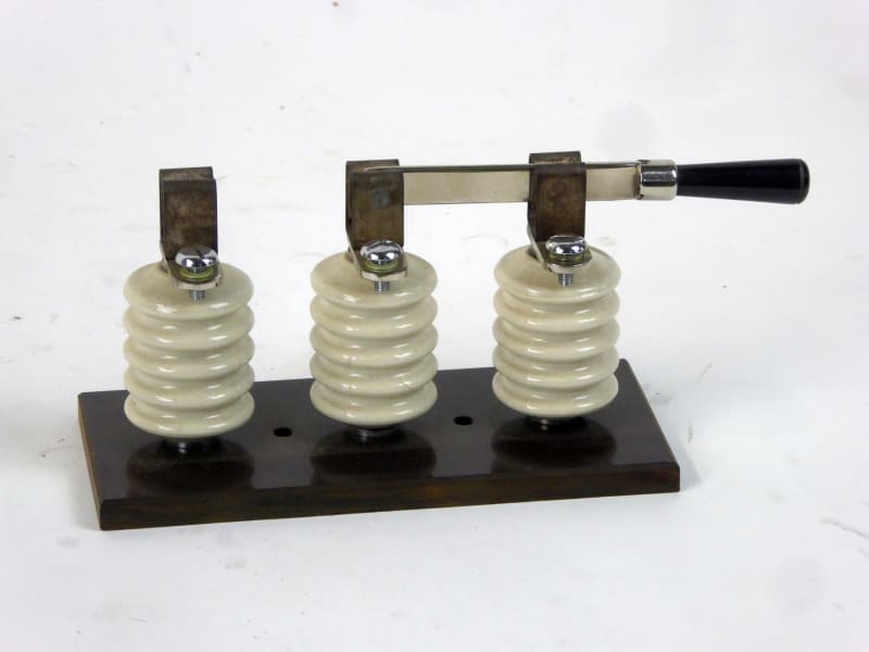 Reproduction vintage knife switch with ribbed white ceramic insulators