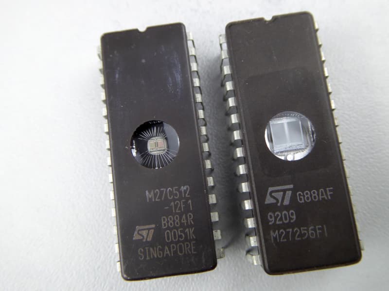 Visible silicon memory chip in windowed ceramic package