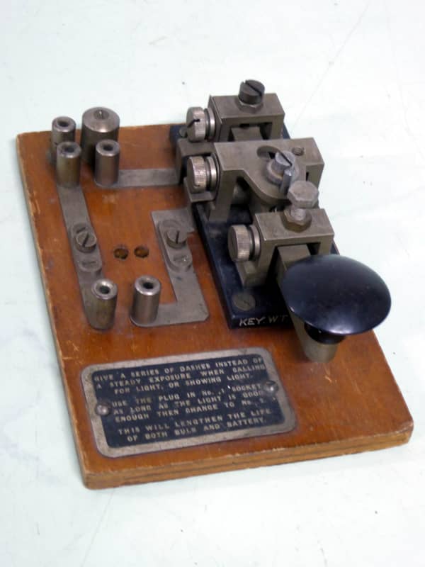 Period morse key for radio transmitters