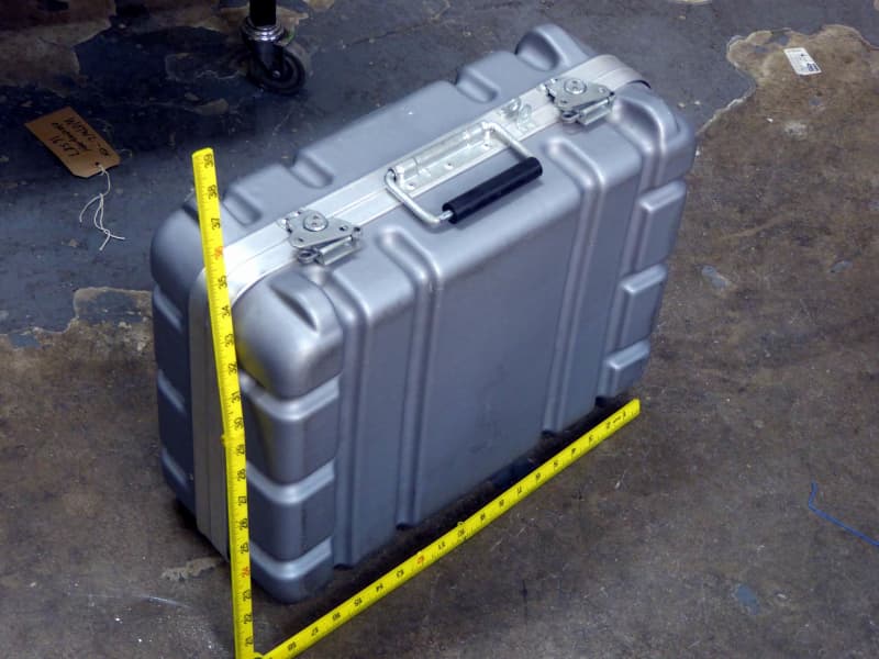 Ruggedised, heavily ribbed Peli style flight case in silver/grey