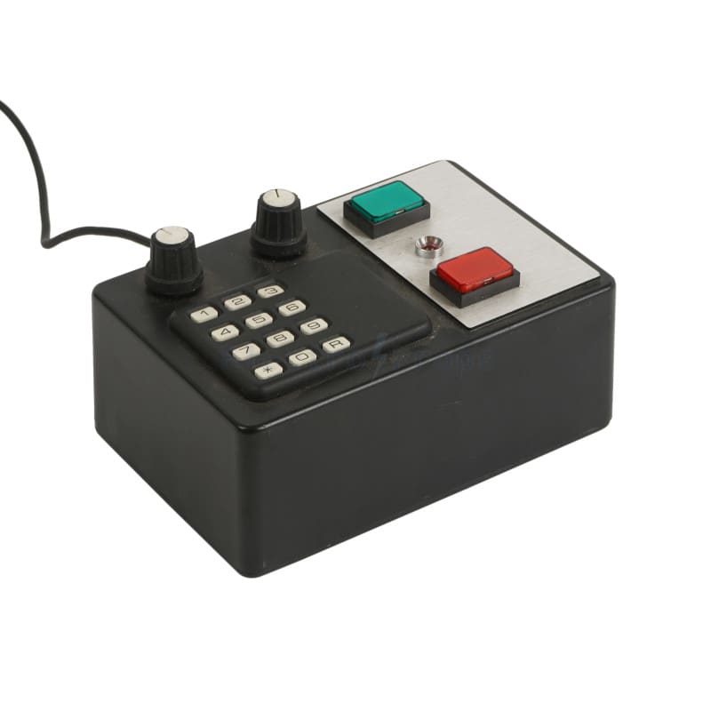 Small gadget box with keypad and red/green buttons