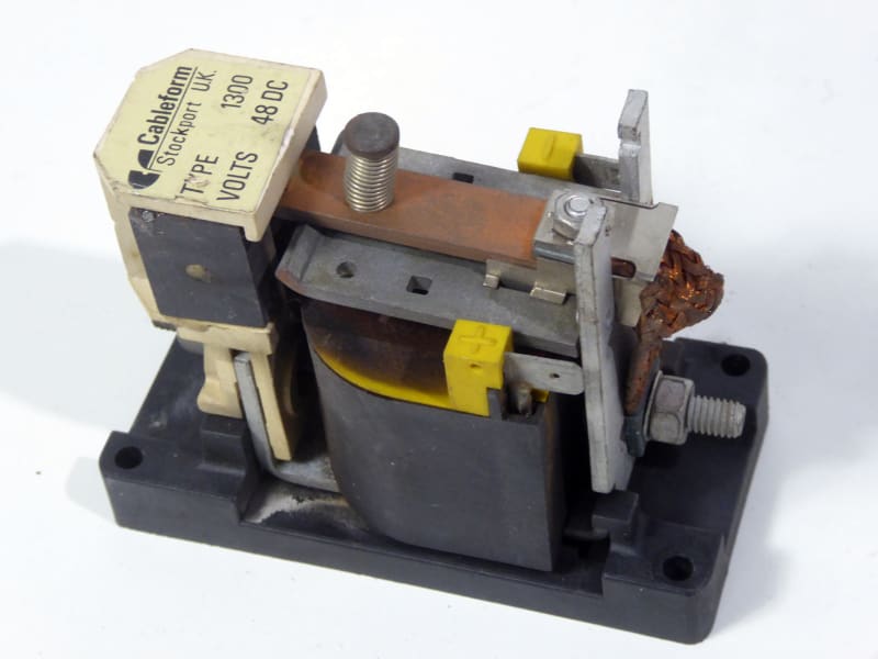Small electrical contactor / large relay