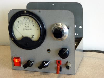 Practical home-made electronic laboratory instrument with knobs & large meter