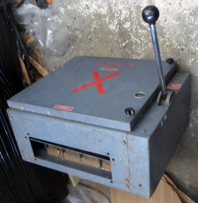 Heavy duty industrial switch with side lever