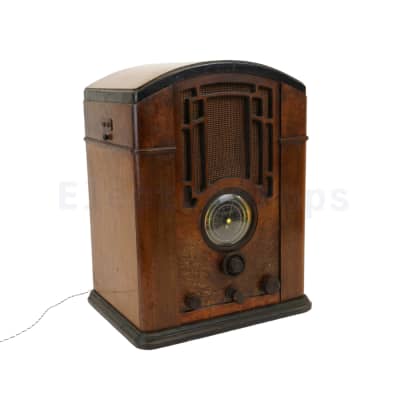 Practical vintage wooden Wireless Radio with cool backlit tuning scales