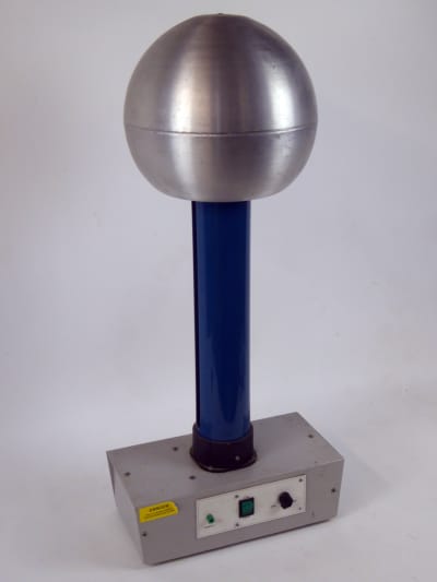 Laboratory high voltage electrostatic Van de Graaff generator