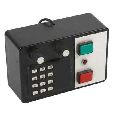 Small gadget box with keypad and red/green buttons