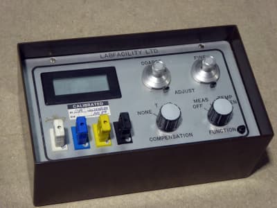 Labfacility temperature monitoring instrument with LCD, knobs