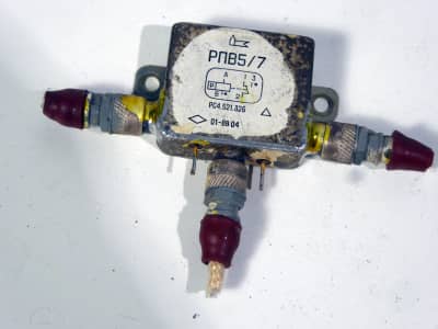 Small microwave changeover relay