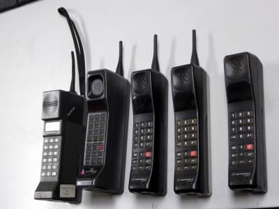 Selection of period Motorola 8500, 888 & Nokia brick style mobile phones