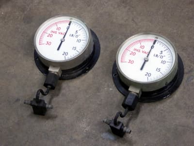 Analogue Bourdon pressure gauges with centre zero needle & red & black calibrated scale