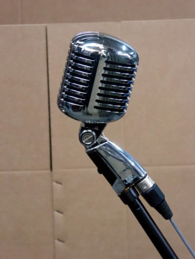 Classic/retro look rounded rectangular ribbon/condenser/capacitor microphone in chrome finish.
