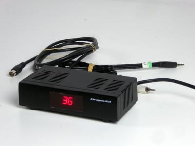 UHF/RF TV modulator for connecting video signals to older TVs
