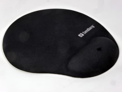 Ergonomic mouse mat with hillock