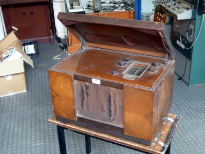 1960s Philips Reverbeo radio in polished wooden cabinet with large tuning  scale