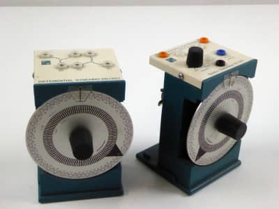 Feedback synchro teaching aid devices with large calibrated knobs