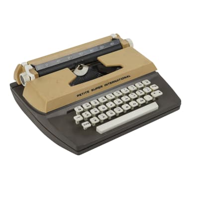 Basic manual typewriter