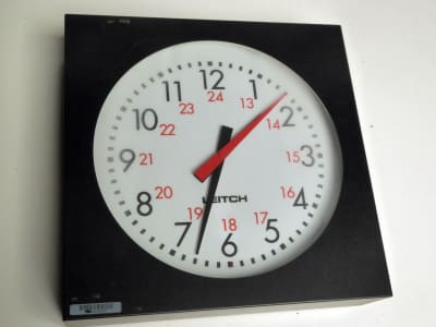 Large format analogue clocks