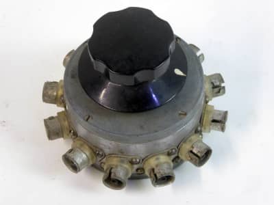 Rotary switch with multiple radiating coaxial sockets