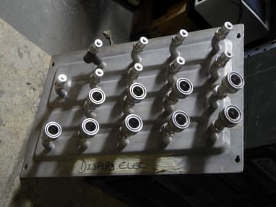 Stainless manifold plate with multiple angled fluid connectors