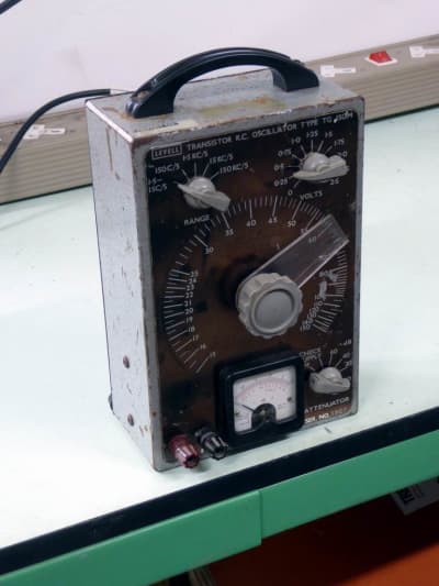 Levell period electronic laboratory oscillator