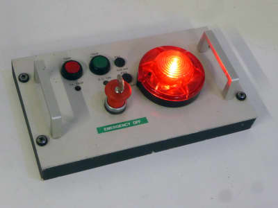 Practical flashing emergency/alarm panel with red/green buttons