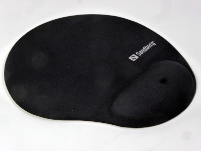 Ergonomic mouse mat with hillock