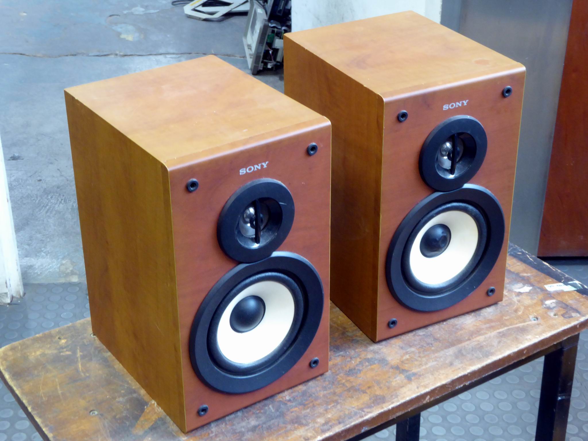 Modern small bookshelf speakers with open fronts & exposed cones